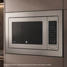 D_GE_Profile_Horno_Microondas_311Lts_PEB110SFSS_Ambientada